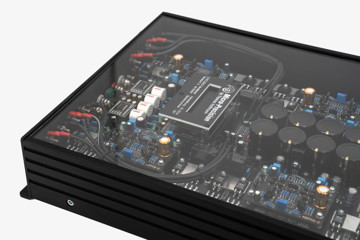 MIcro Precision Z Studio 4C 4-Channel Amplifier Close Up